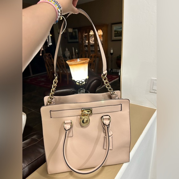 Like brand new without tag’s Michael Kors large leather tote purse - Picture 4 of 16